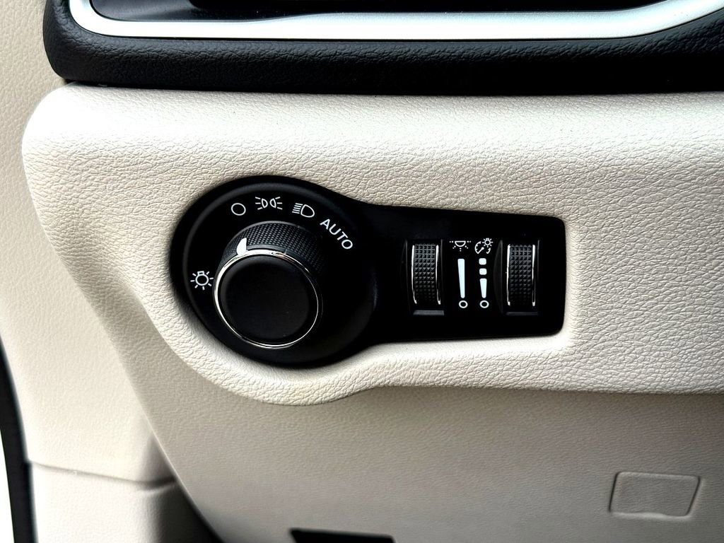 Used 2023 Chrysler Voyager LX FWD image 17