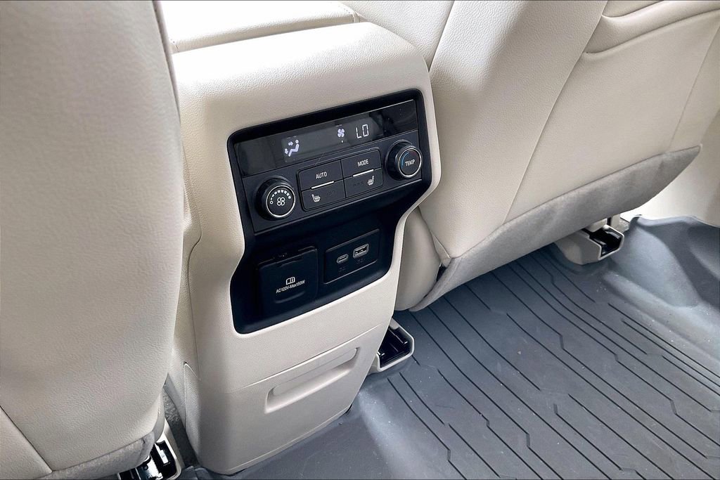 Used 2023 GMC Acadia Denali w/ Denali Technology Package FWD image 34