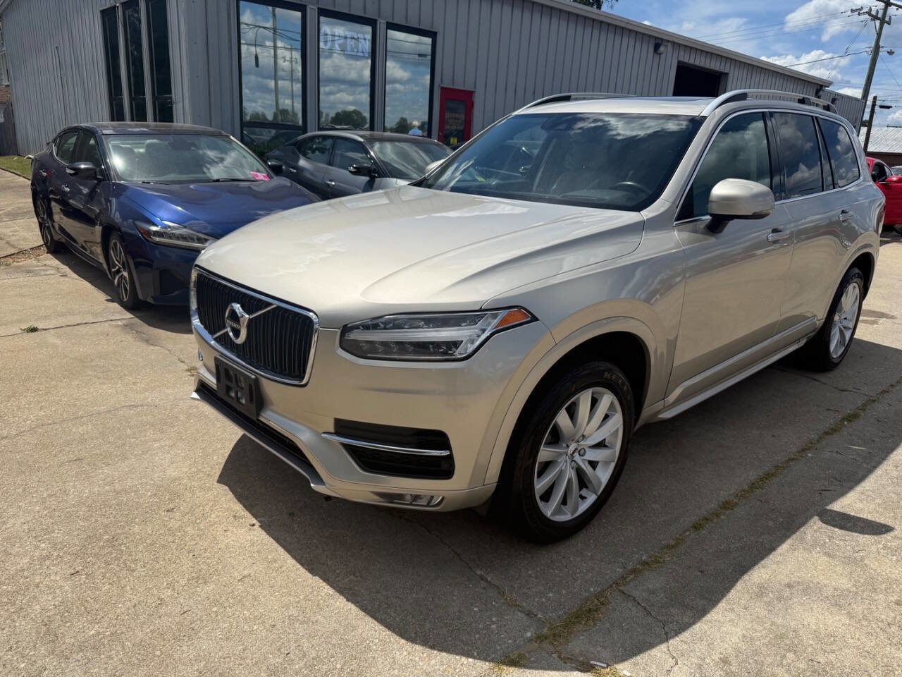 Used 2018 Volvo XC90 T6 Momentum AWD/4WD image 2