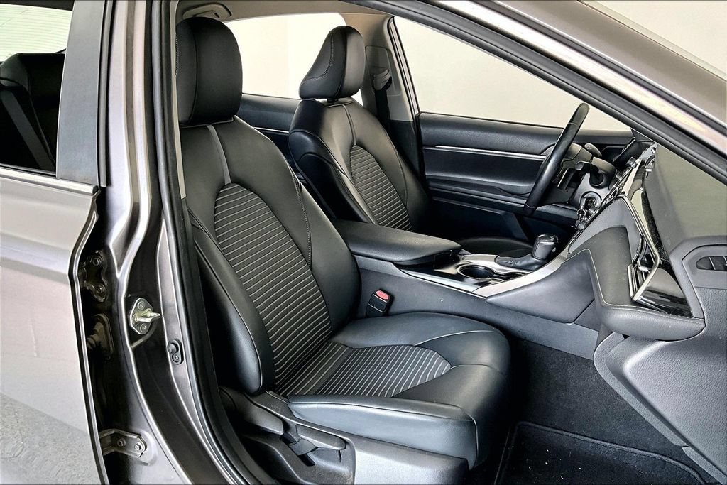 Used 2020 Toyota Camry SE FWD image 9