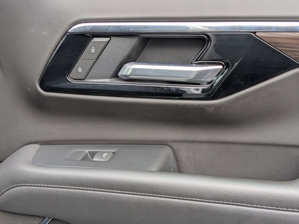 Used 2025 Chevrolet Suburban Z71 image 33