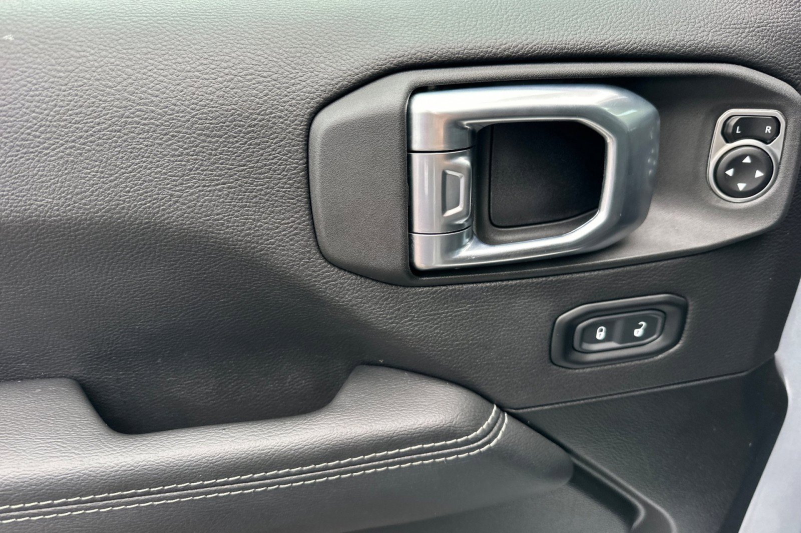 Used 2023 Jeep Wrangler Sahara image 12