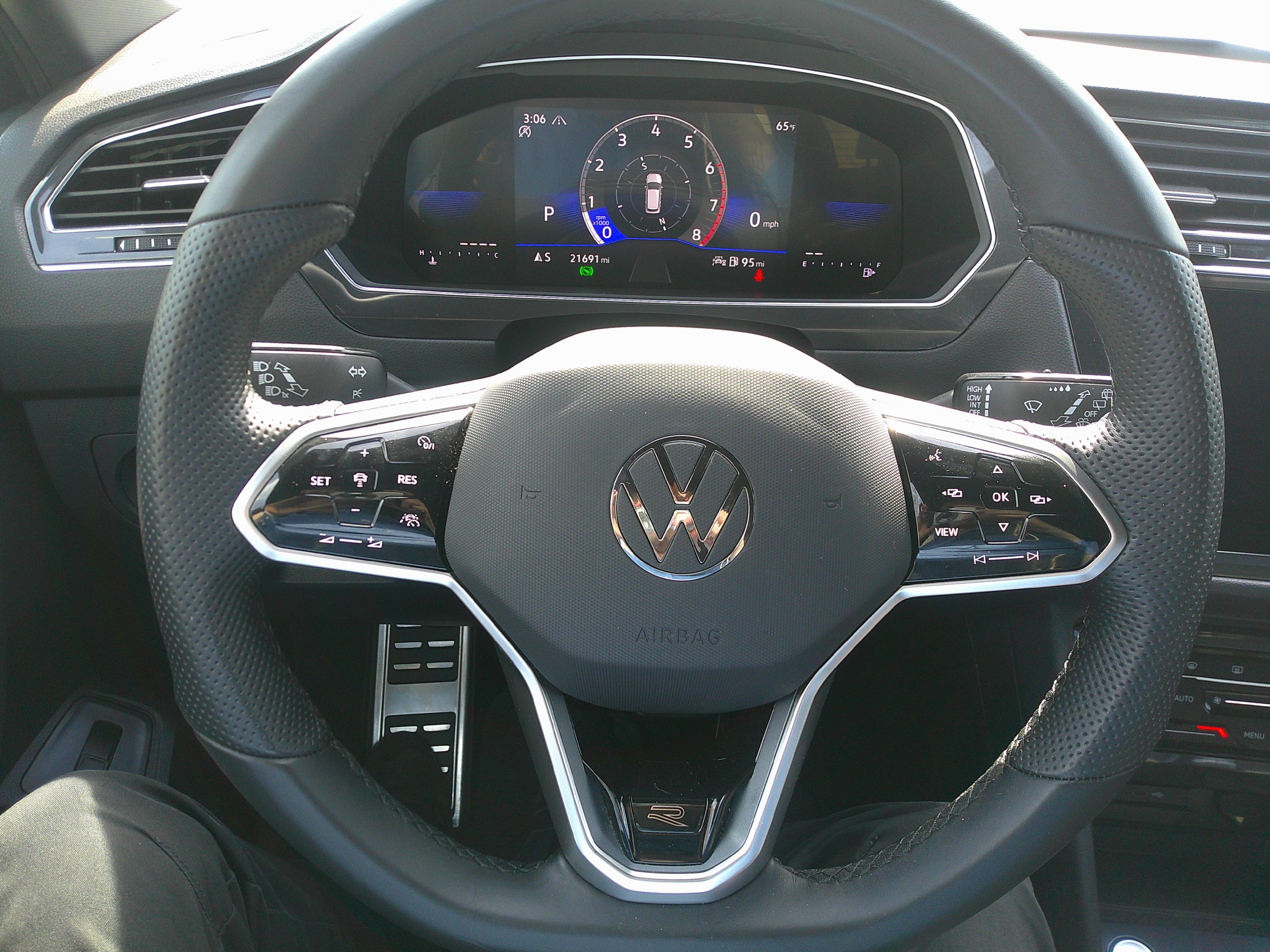 Used 2024 Volkswagen Tiguan SE R-Line image 19