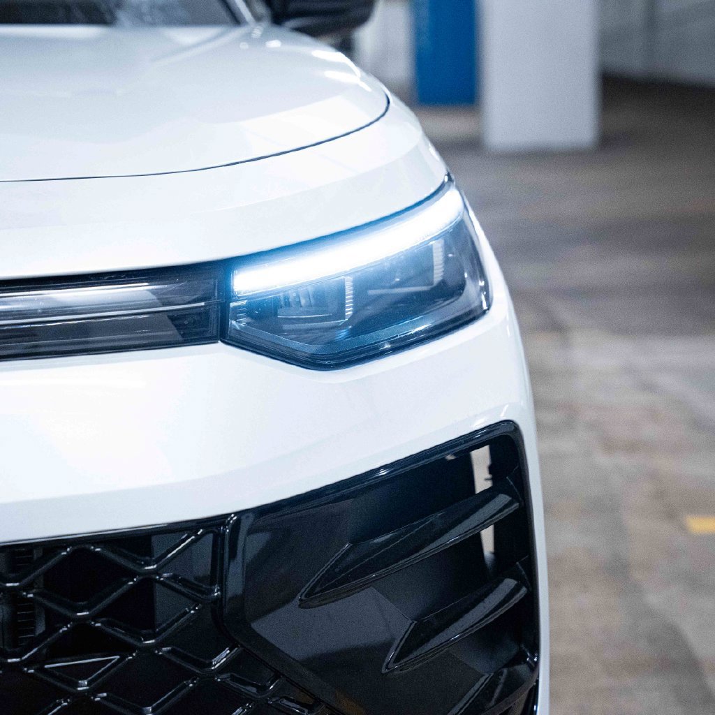 New 2026 Volkswagen Tiguan SE R-Line FWD image 3