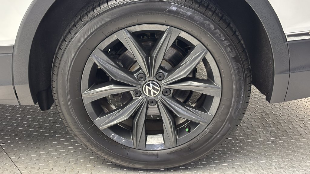 Used 2024 Volkswagen Tiguan SE w/ Panoramic Sunroof Package AWD/4WD image 6