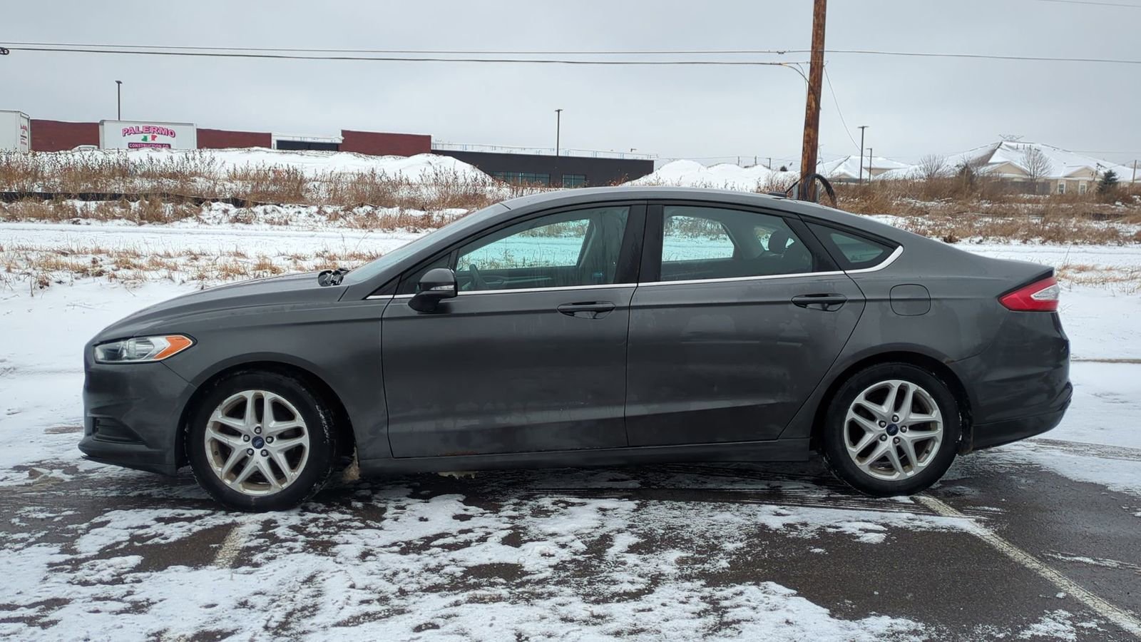 Used 2015 Ford Fusion SE image 2