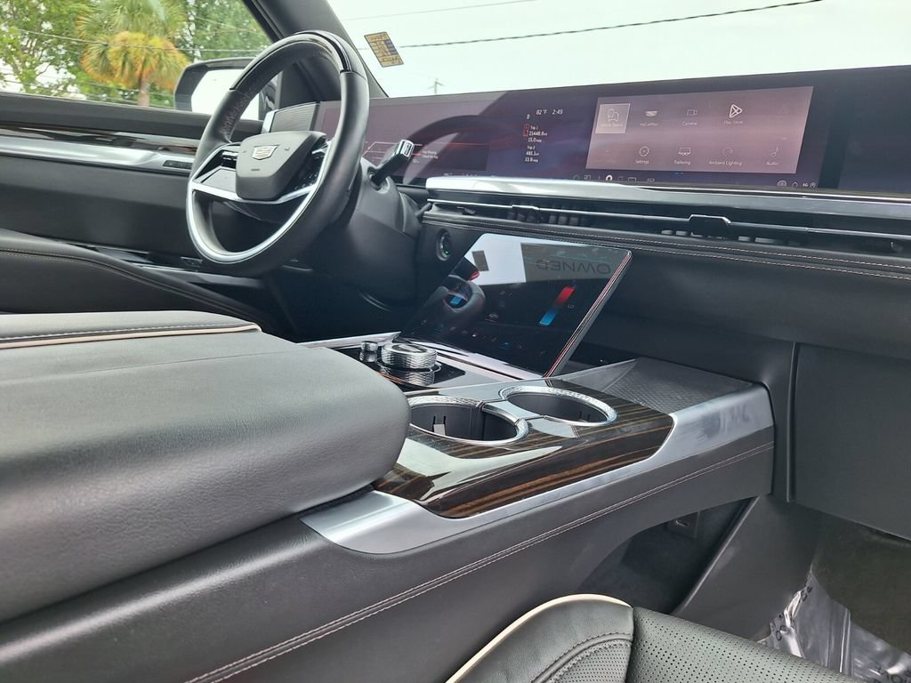 Certified 2025 Cadillac Escalade Premium Luxury AWD/4WD image 29