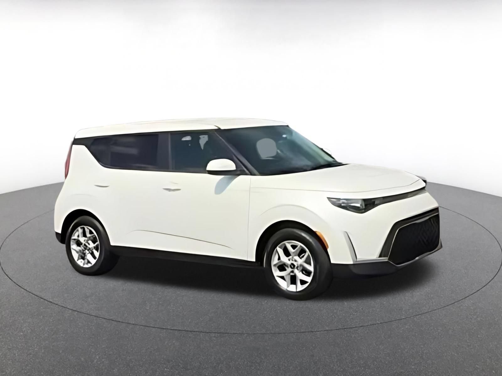 Used 2025 Kia Soul LX w/ LX Technology Package FWD image 15