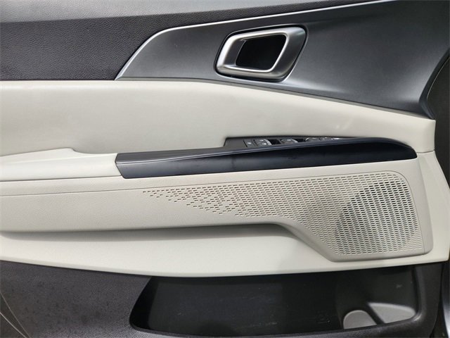 Used 2023 Kia Carnival LX image 20