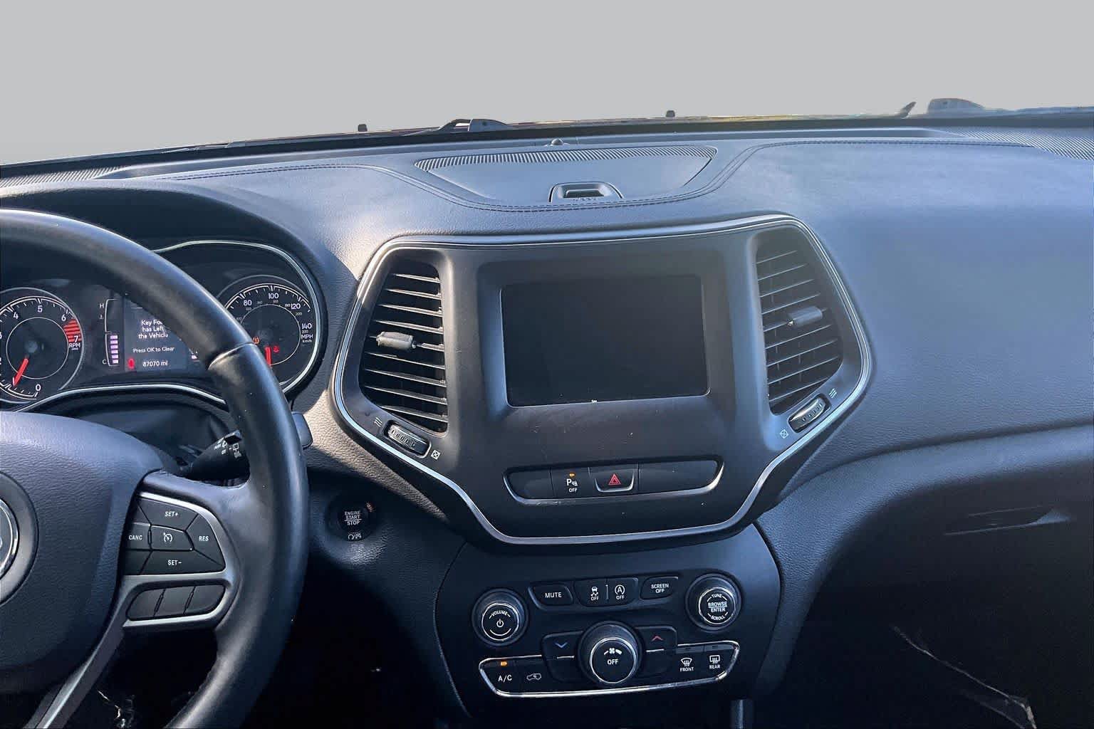 Used 2019 Jeep Cherokee Latitude Plus FWD image 7