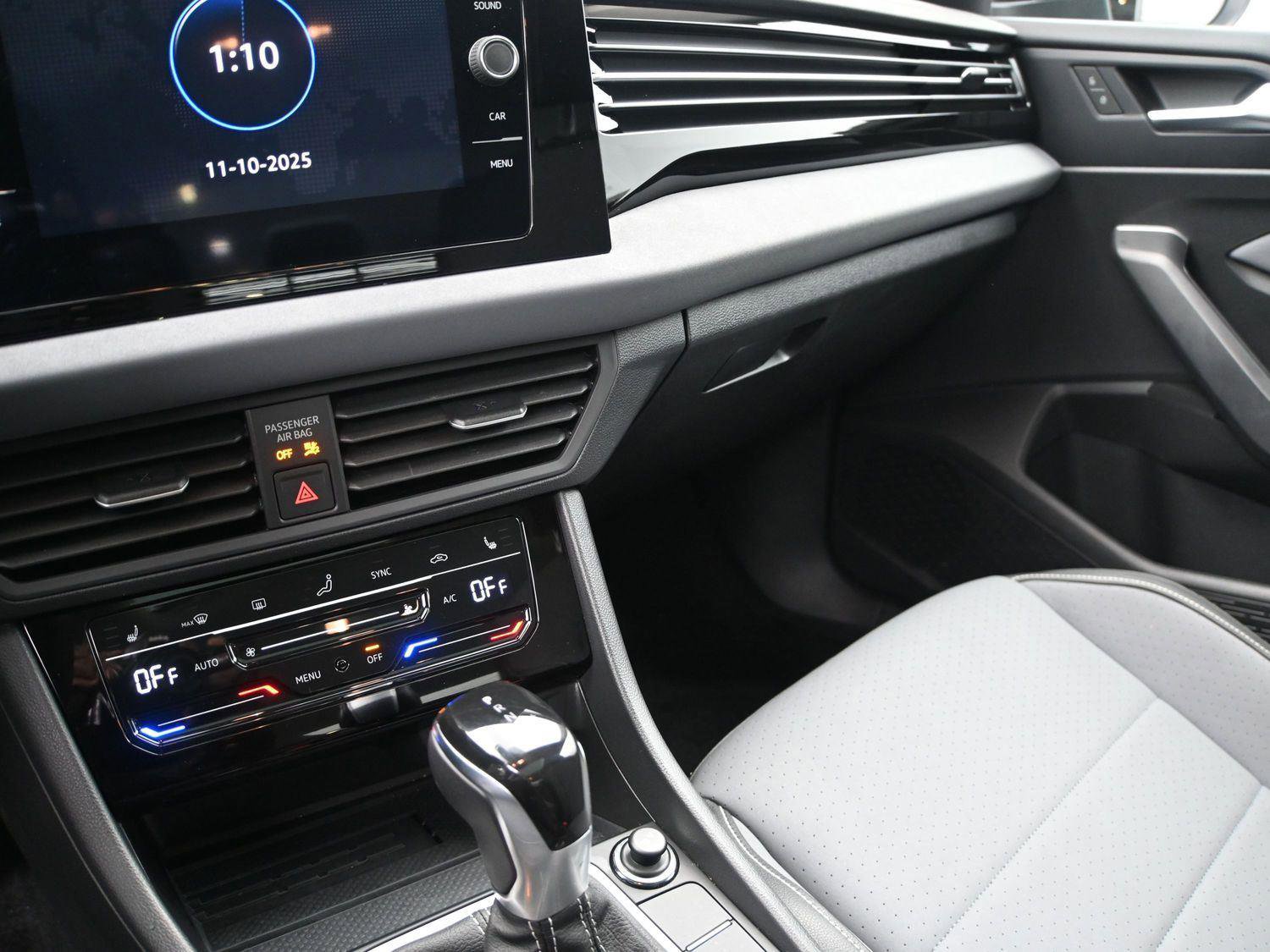 Certified 2025 Volkswagen Jetta SE w/ Sunroof Package image 3