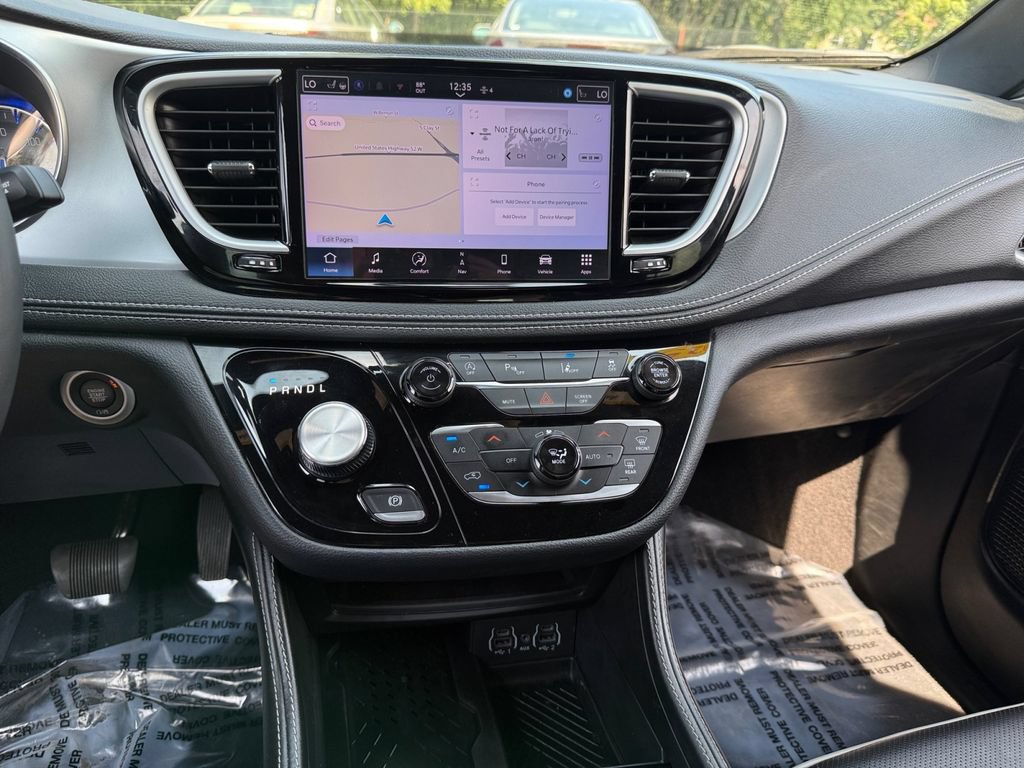 Used 2025 Chrysler Pacifica Limited FWD image 31