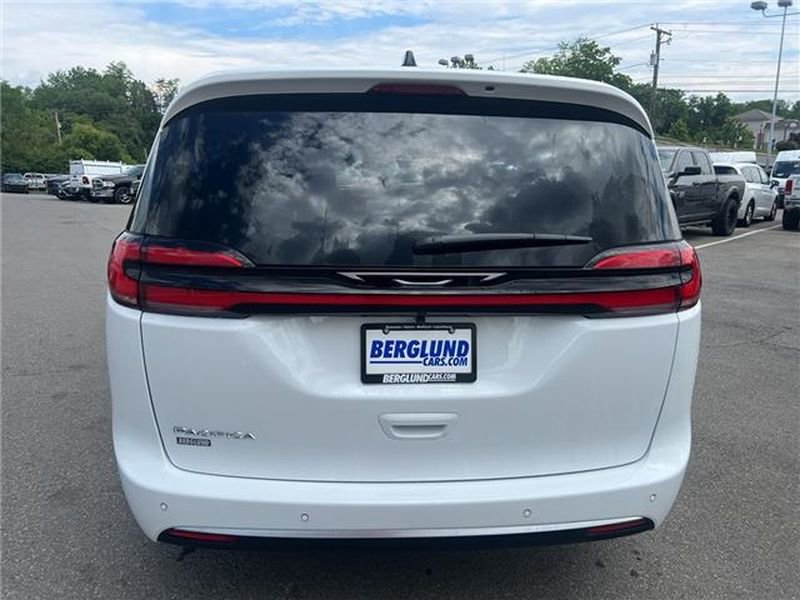 New 2027 Chrysler Pacifica Select FWD image 5