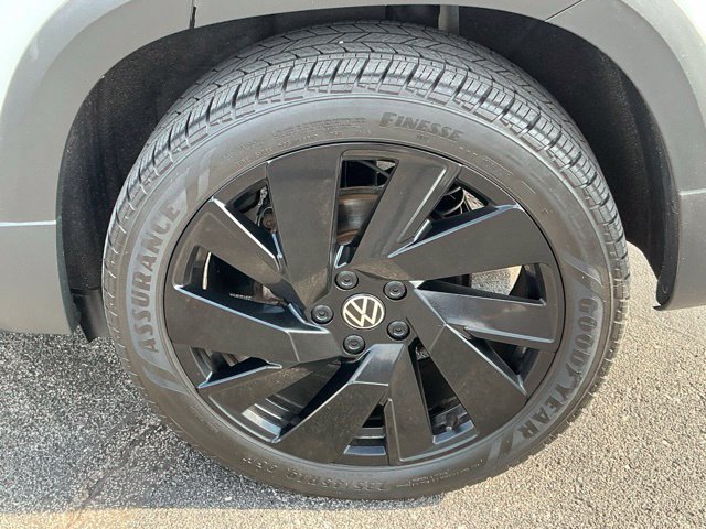 Certified 2024 Volkswagen Taos SE w/ Panoramic Sunroof Package AWD/4WD image 9
