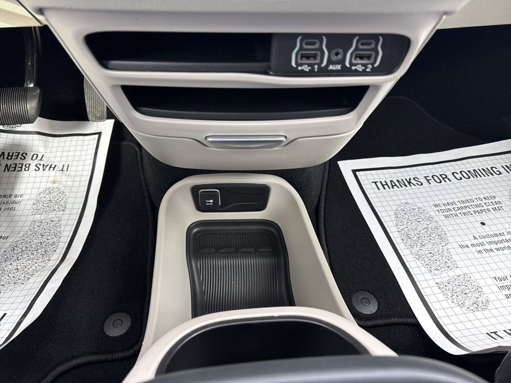 Used 2024 Chrysler Pacifica Touring-L image 39
