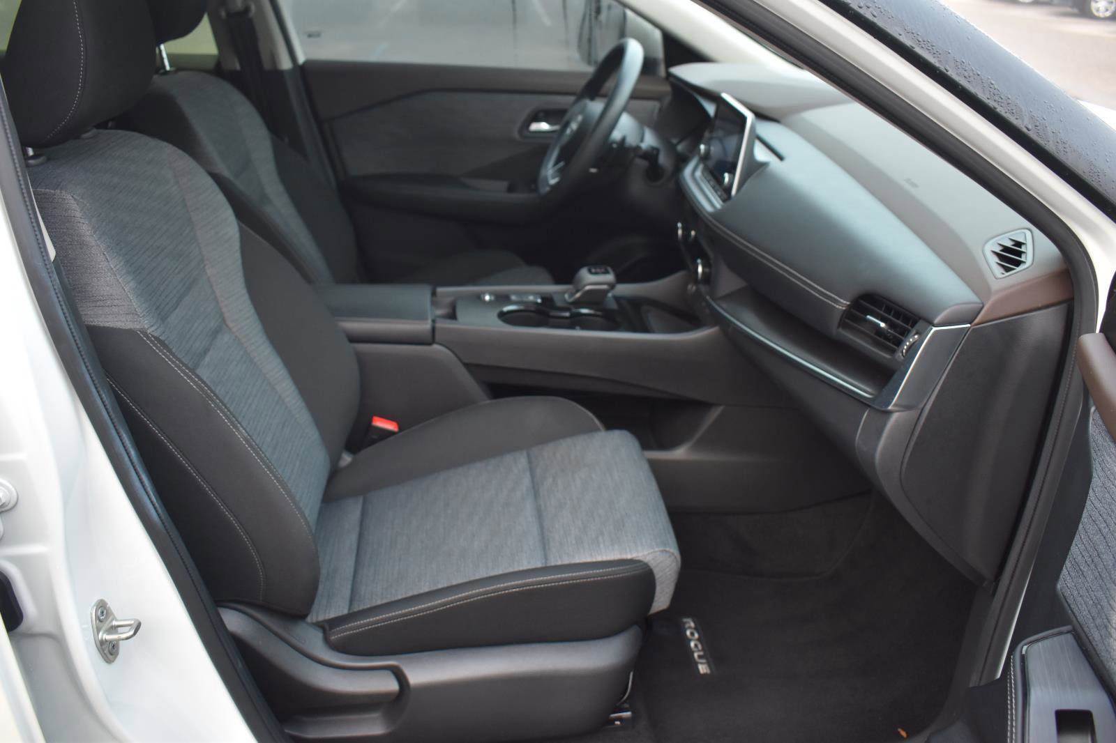 Used 2023 Nissan Rogue SV image 43