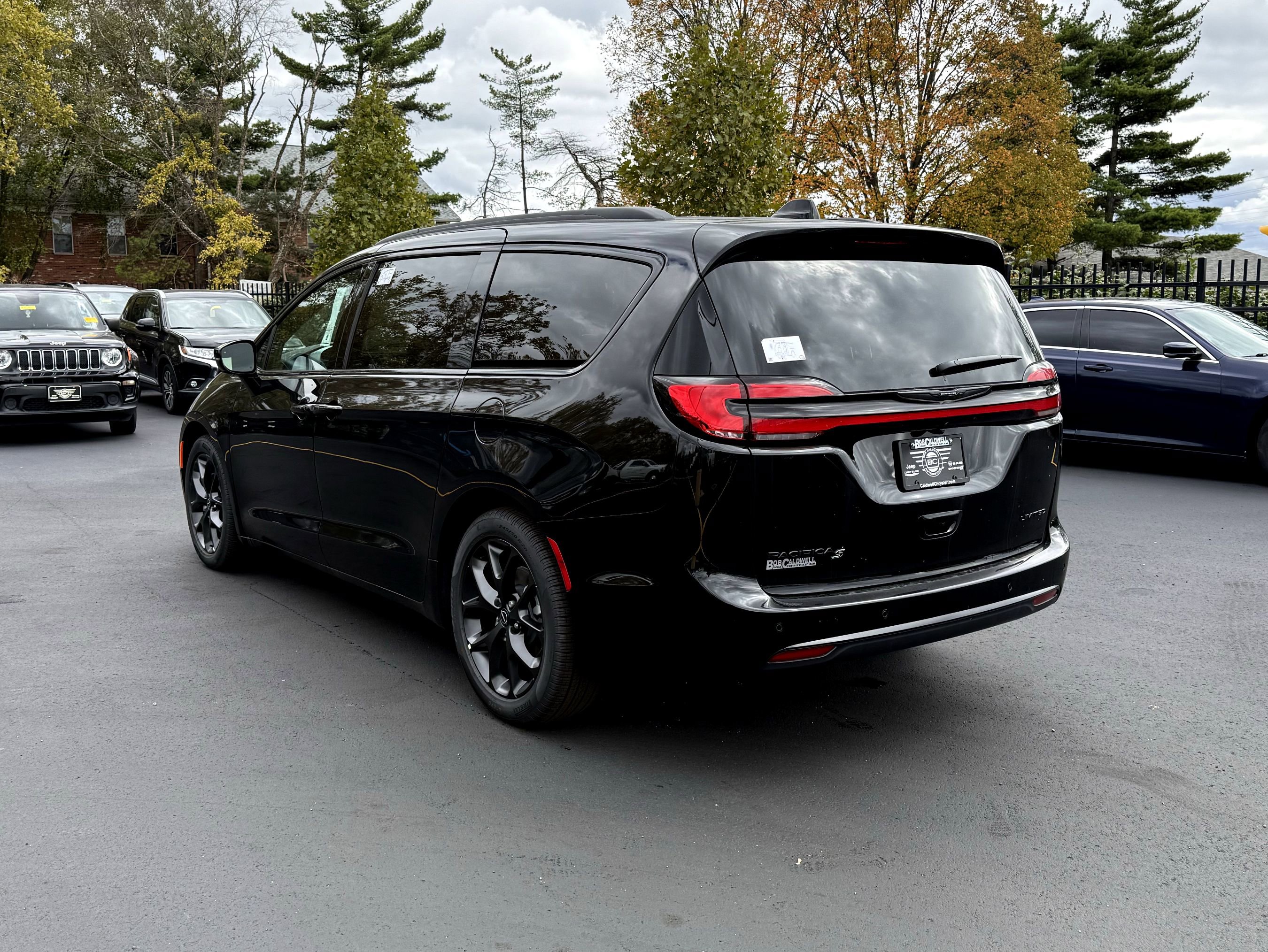 New 2026 Chrysler Pacifica Limited image 7