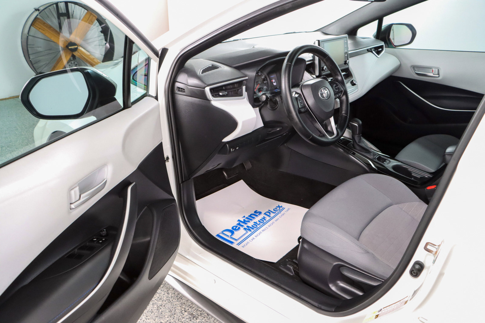 Used 2020 Toyota Corolla SE FWD image 3