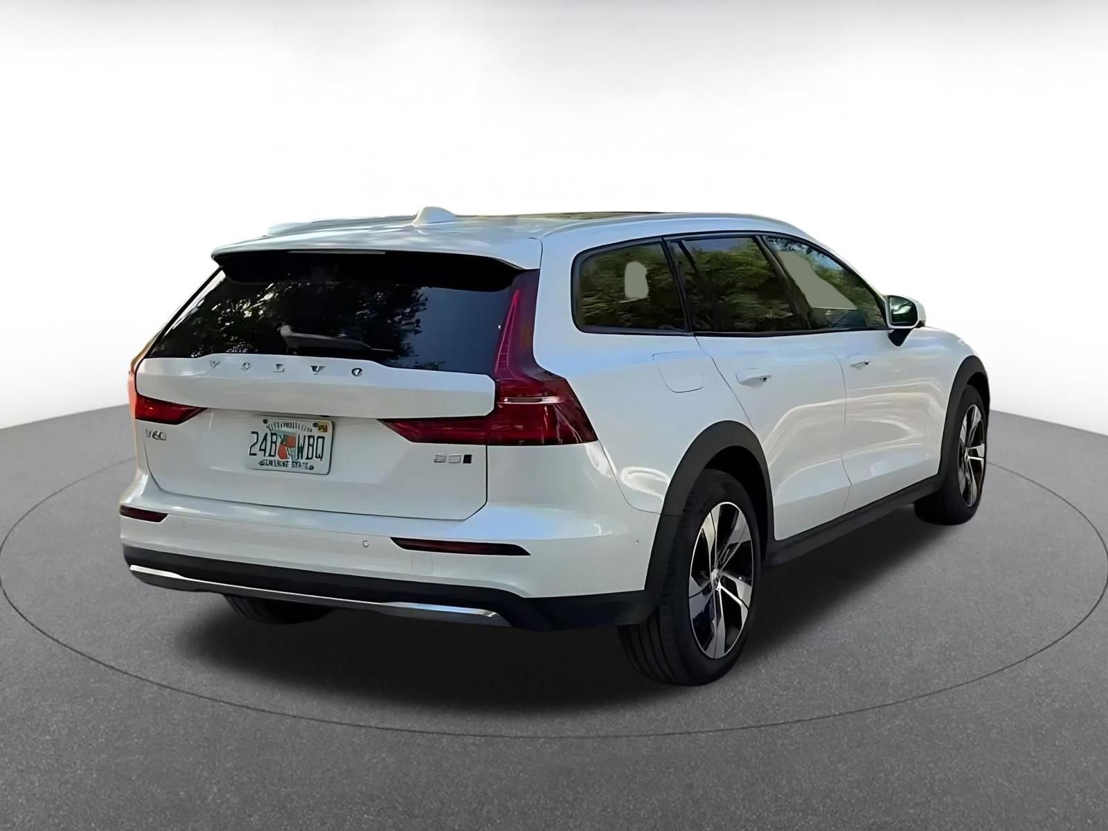 Used 2025 Volvo V60 B5 Cross Country Plus image 14