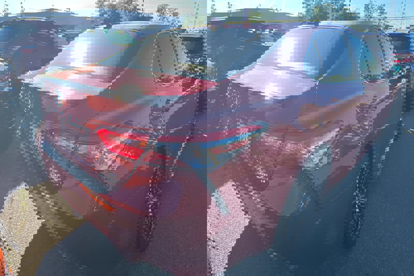 Used 2019 Toyota Camry SE w/ Sunroof Package image 4