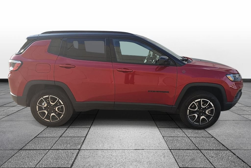 Used 2025 Jeep Compass Trailhawk AWD/4WD image 4