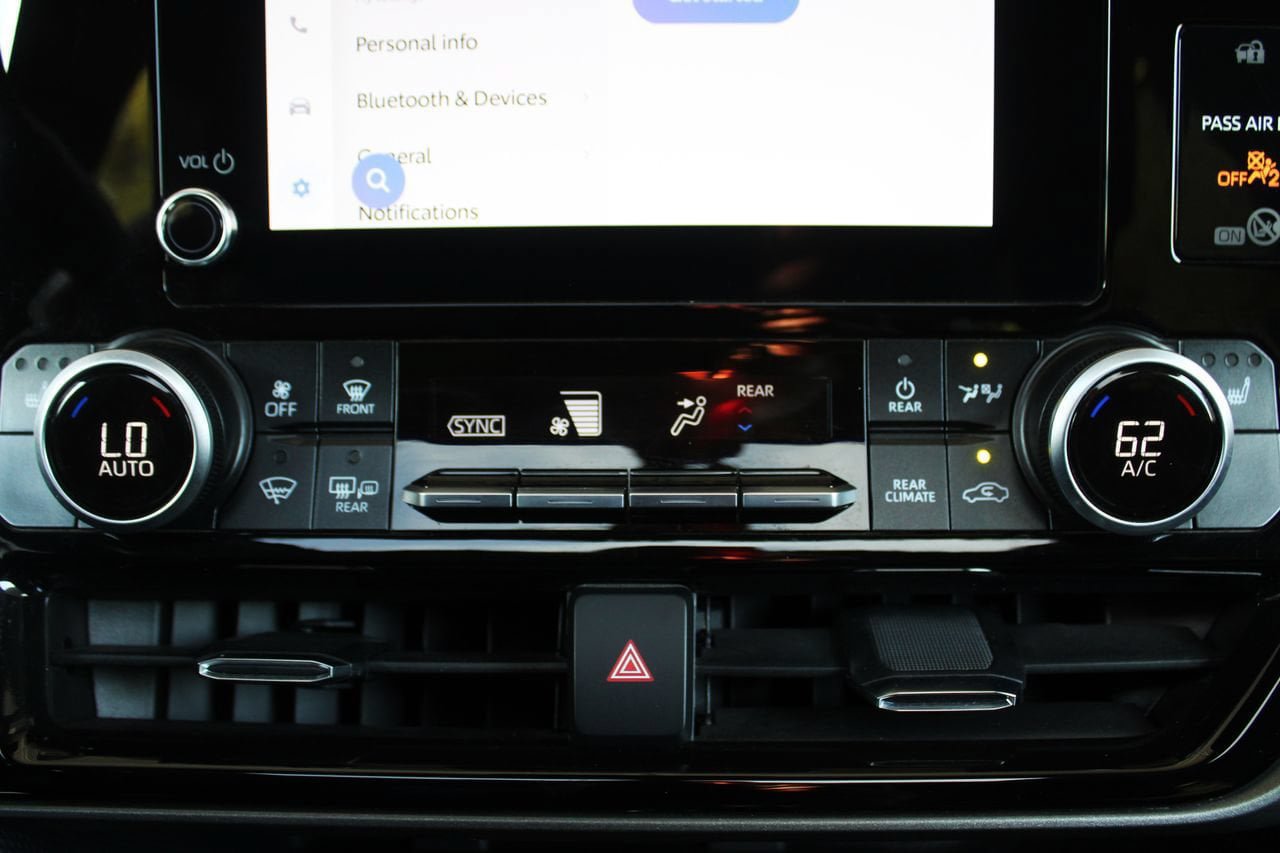 Used 2025 Toyota Highlander XLE AWD/4WD image 39