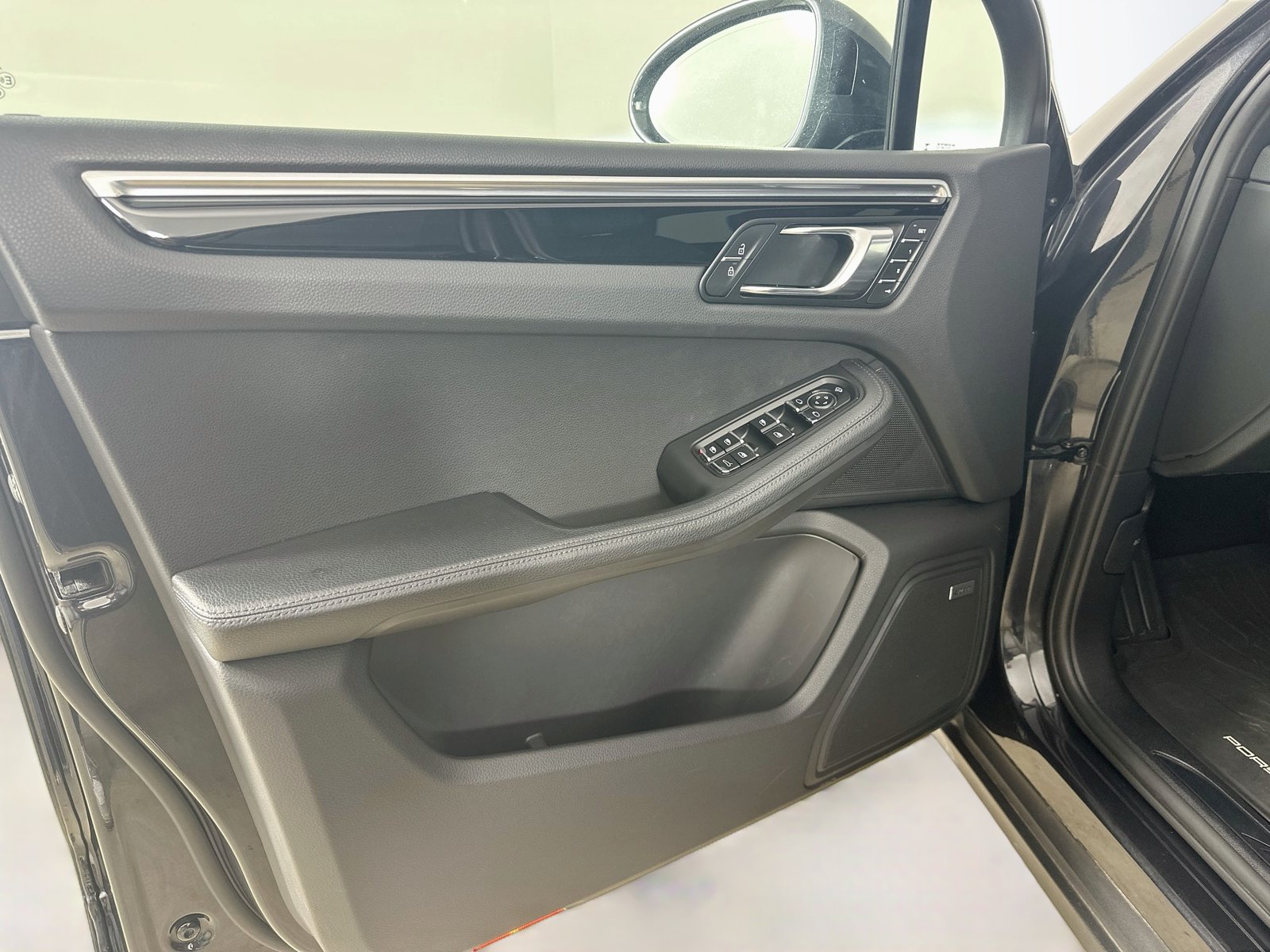 Certified 2022 Porsche Macan AWD/4WD image 16