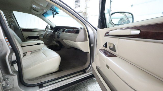 Used 2003 Lincoln Town Car Executive RWD image 10
