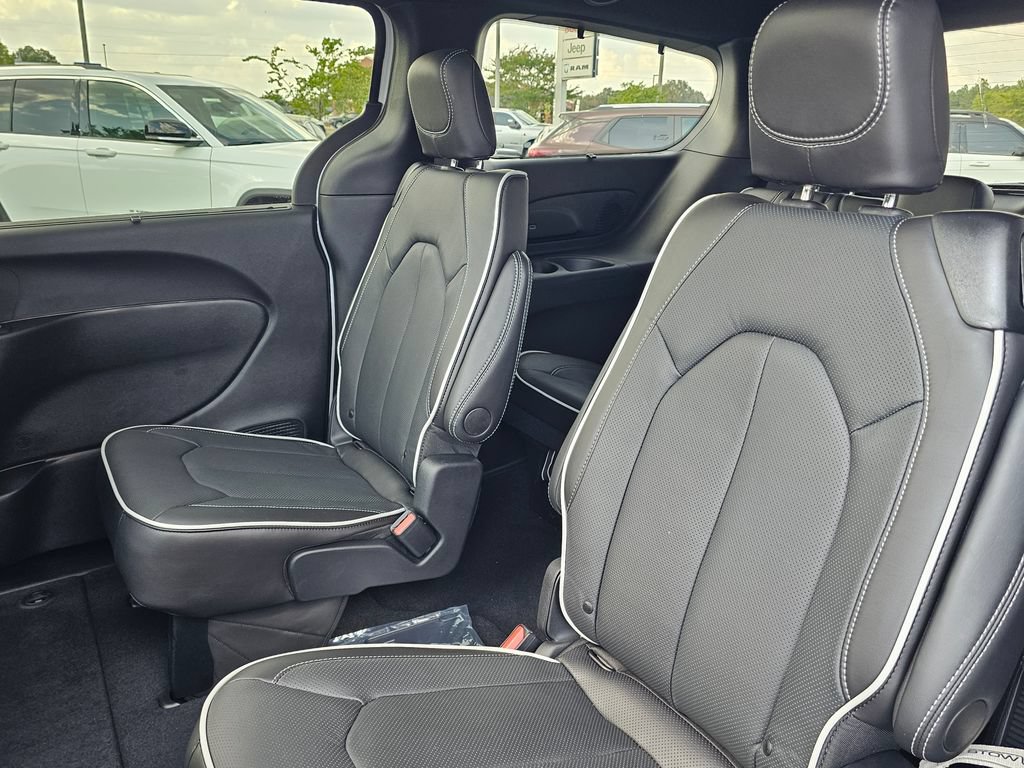 New 2026 Chrysler Pacifica Limited w/ Uconnect Theater Family Group image 26