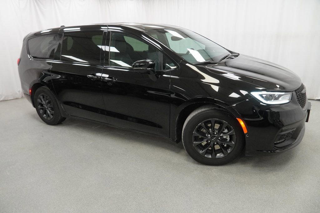 Certified 2024 Chrysler Pacifica Limited image 10