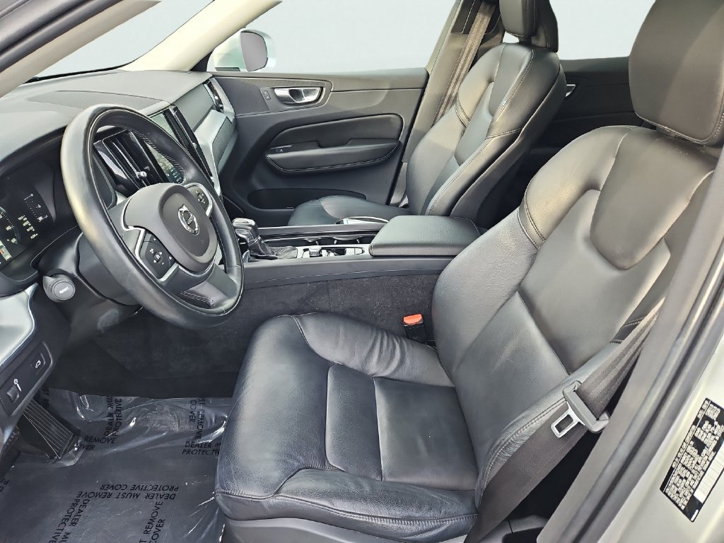 Used 2019 Volvo XC60 T5 Momentum w/ Premium Package AWD/4WD image 32