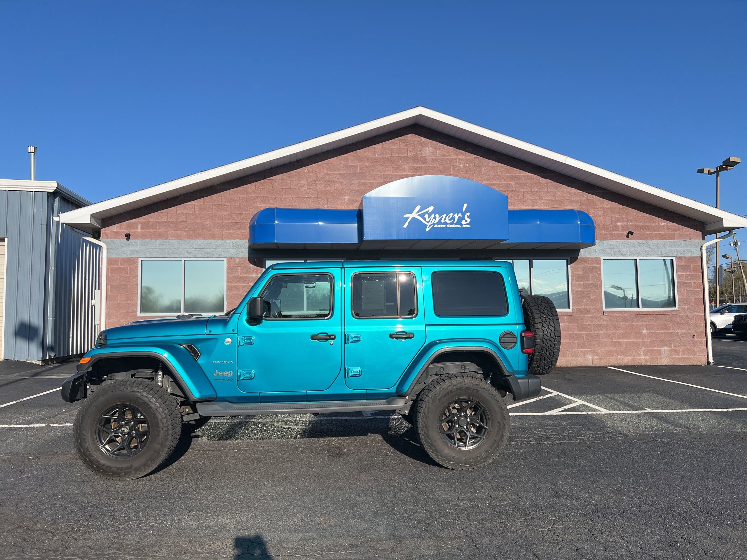 Used 2019 Jeep Wrangler Unlimited Sahara AWD/4WD image 3