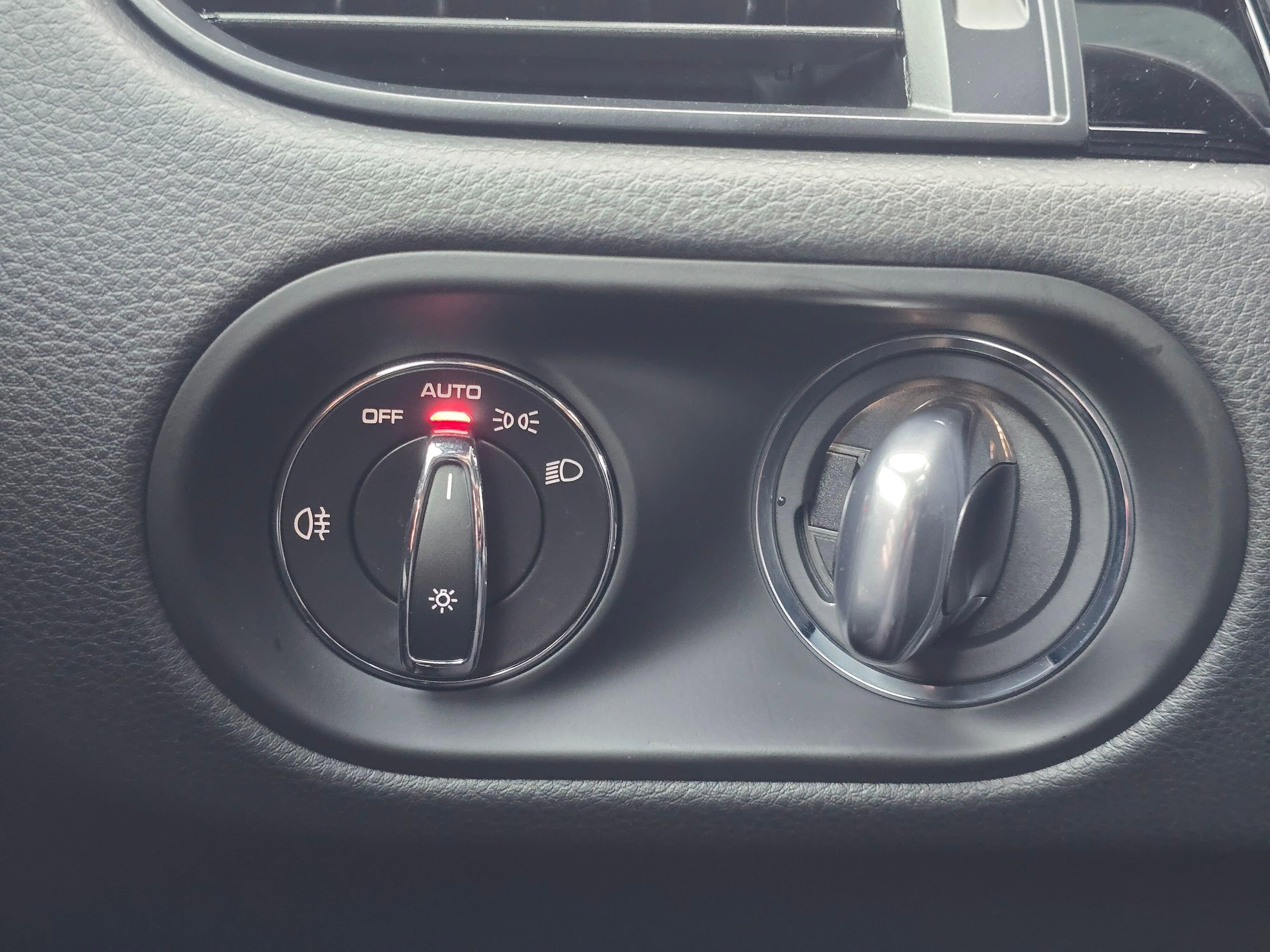 Used 2025 Porsche Macan image 35