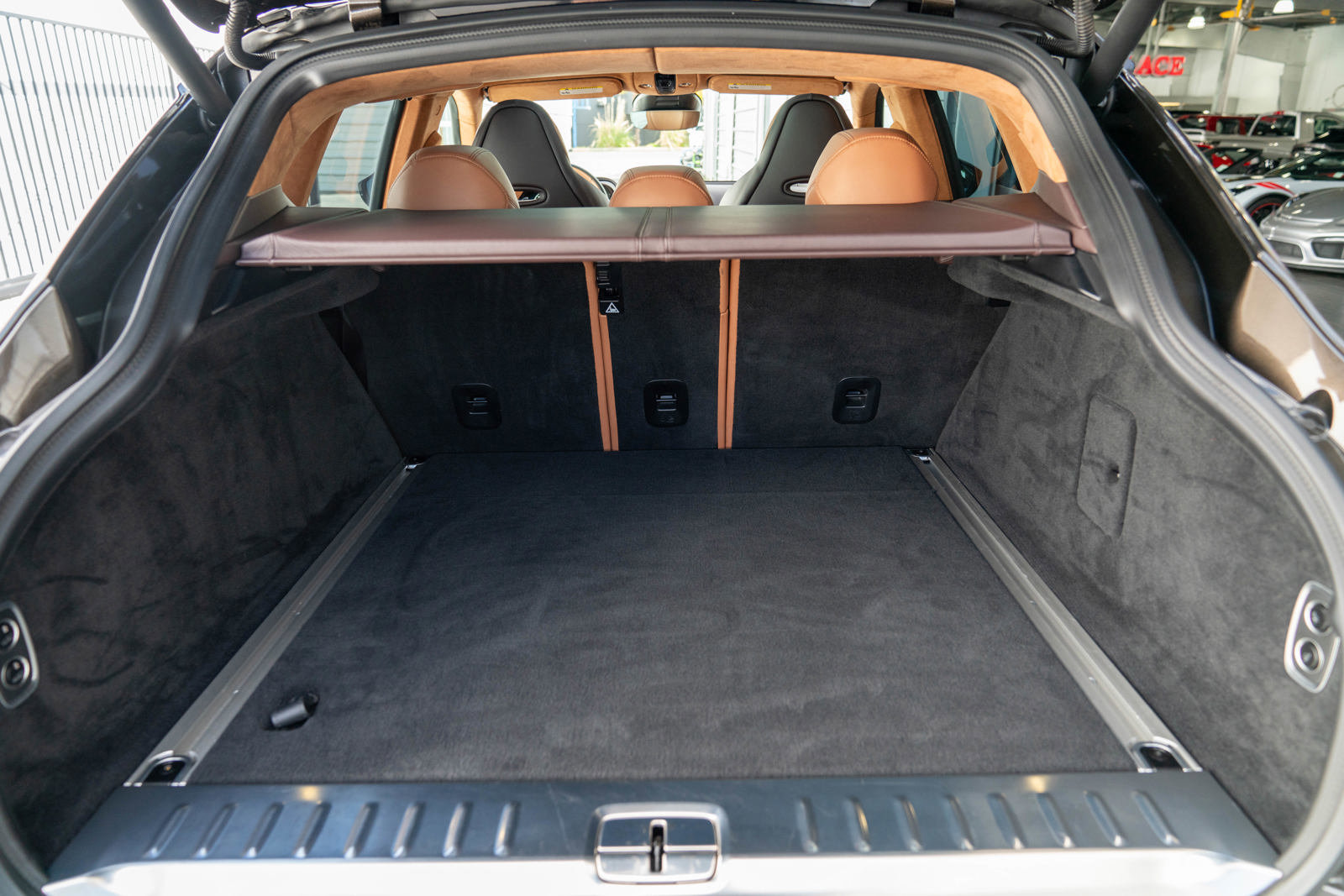 Used 2021 Aston Martin DBX image 40