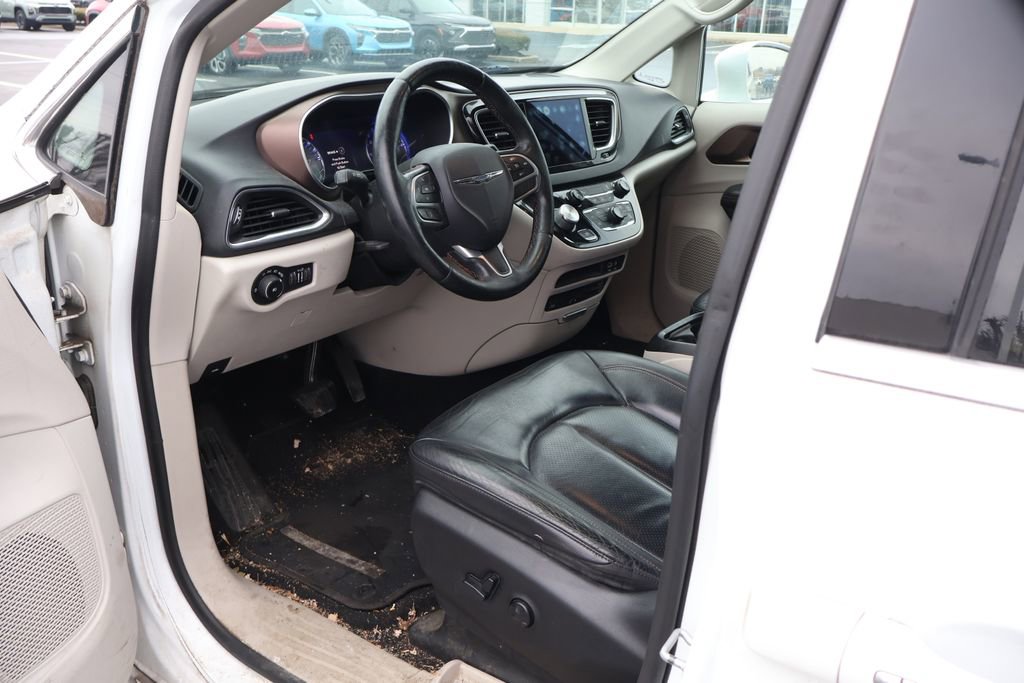 Used 2017 Chrysler Pacifica Touring-L Plus w/ Tire & Wheel Group image 11