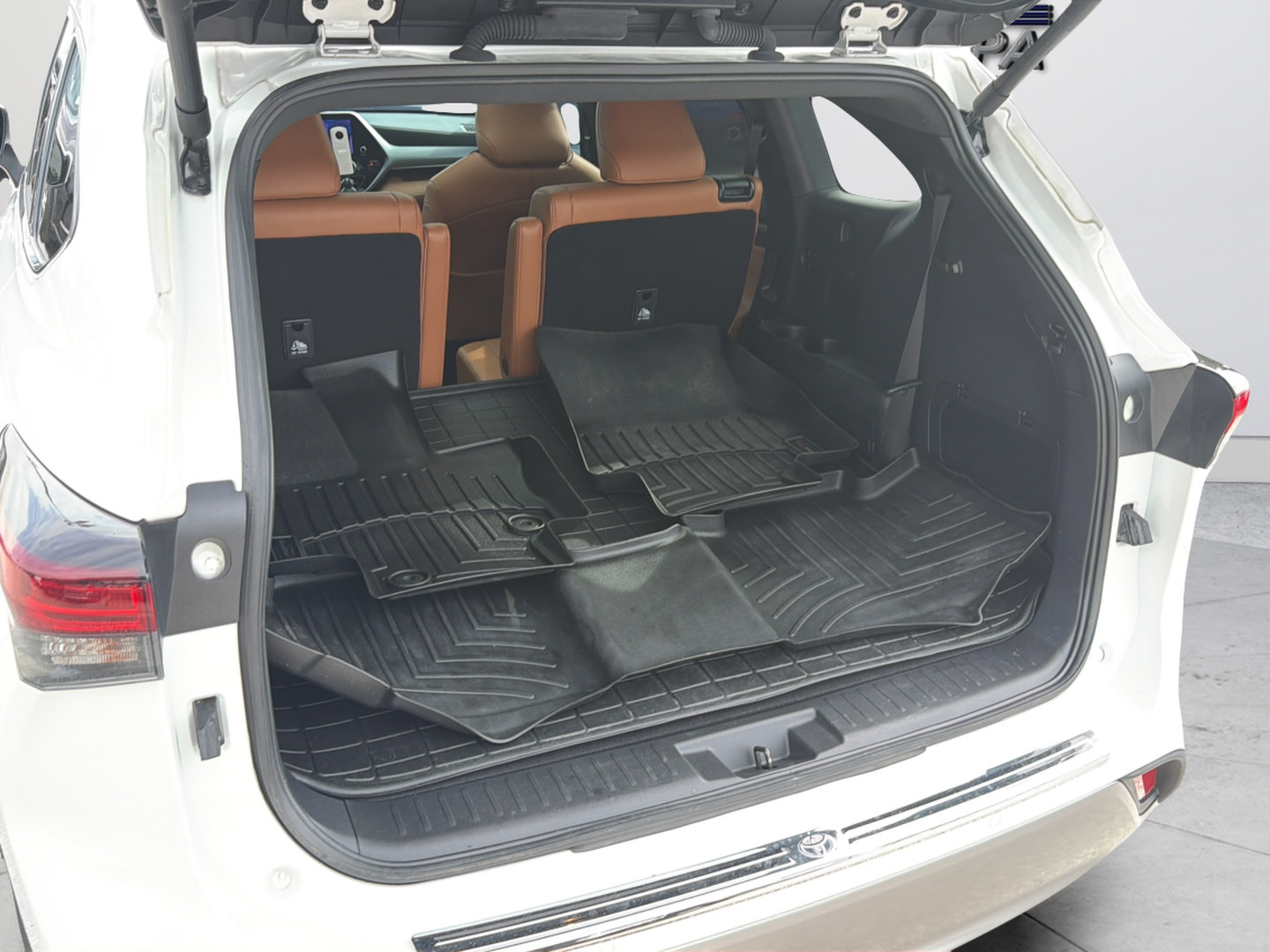 Used 2024 Toyota Highlander Platinum FWD image 40