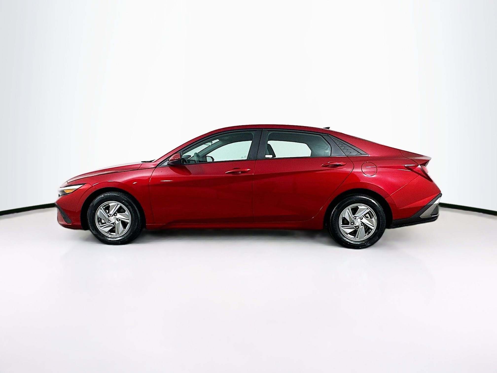 Used 2024 Hyundai Elantra SE FWD image 4