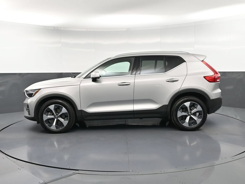 Used 2023 Volvo XC40 B5 Plus w/ Driver Assist Package AWD/4WD image 2