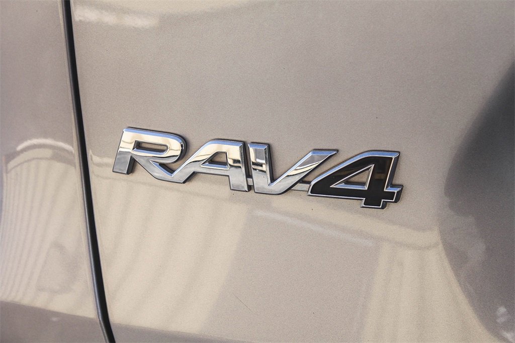 Used 2021 Toyota RAV4 LE image 12