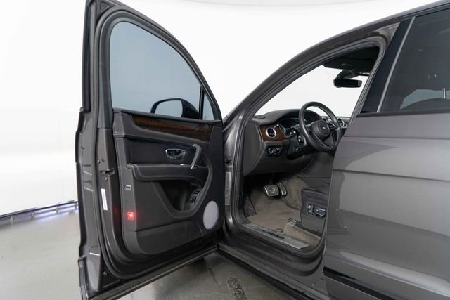 Used 2018 Bentley Bentayga AWD/4WD image 19