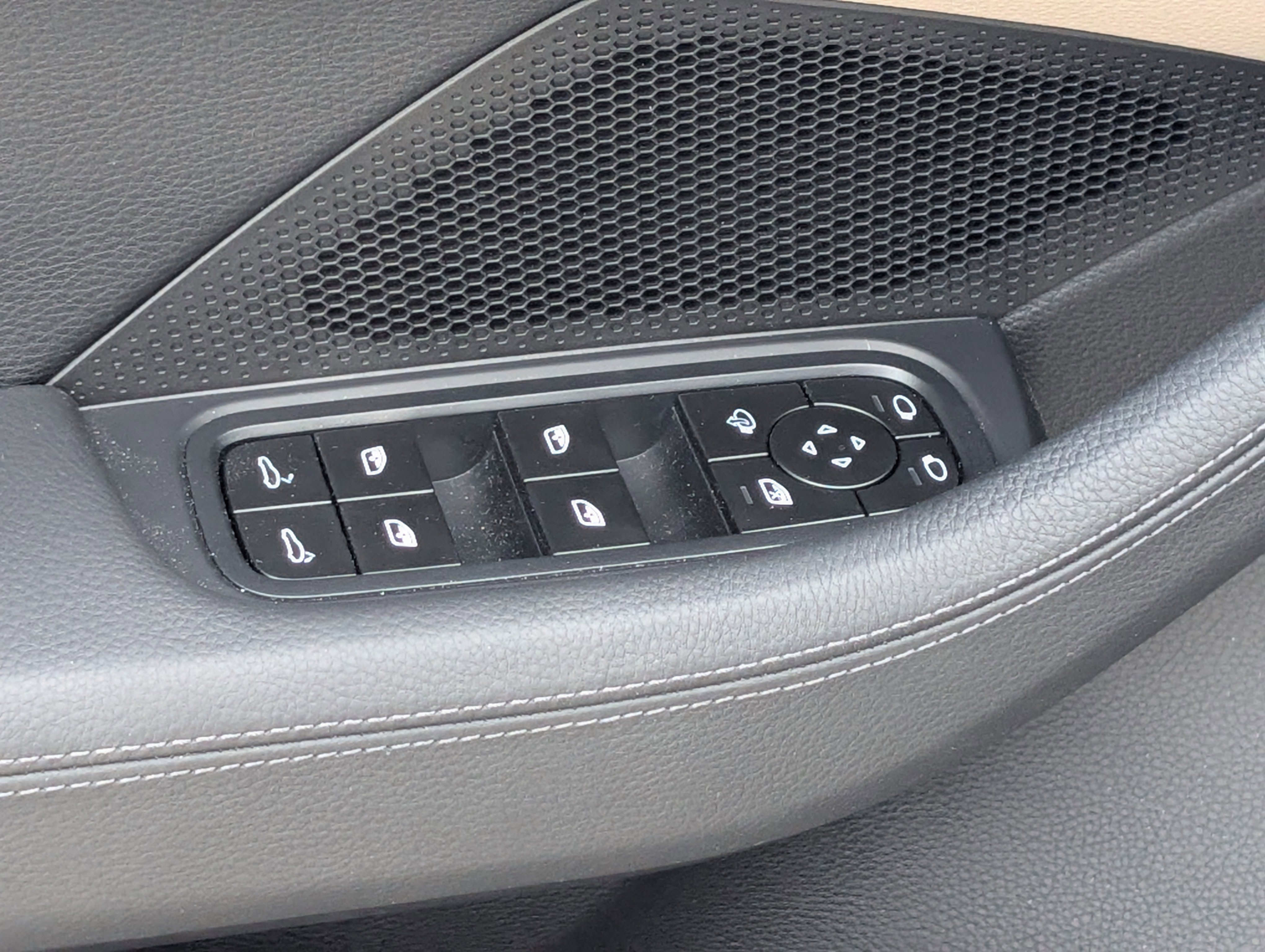 Certified 2025 Porsche Panamera 4 image 22