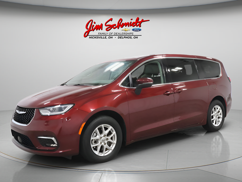 Used 2023 Chrysler Pacifica Touring-L FWD image 2