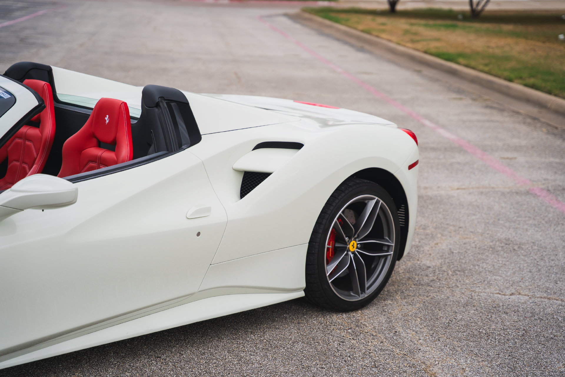 Used 2018 Ferrari 488 Spider RWD image 33