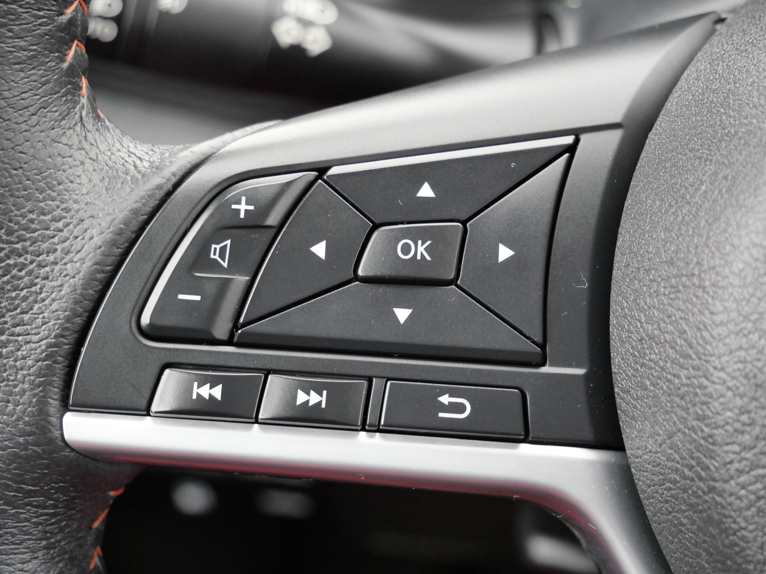 Used 2019 Nissan Kicks SR w/ SR Premium Package image 32