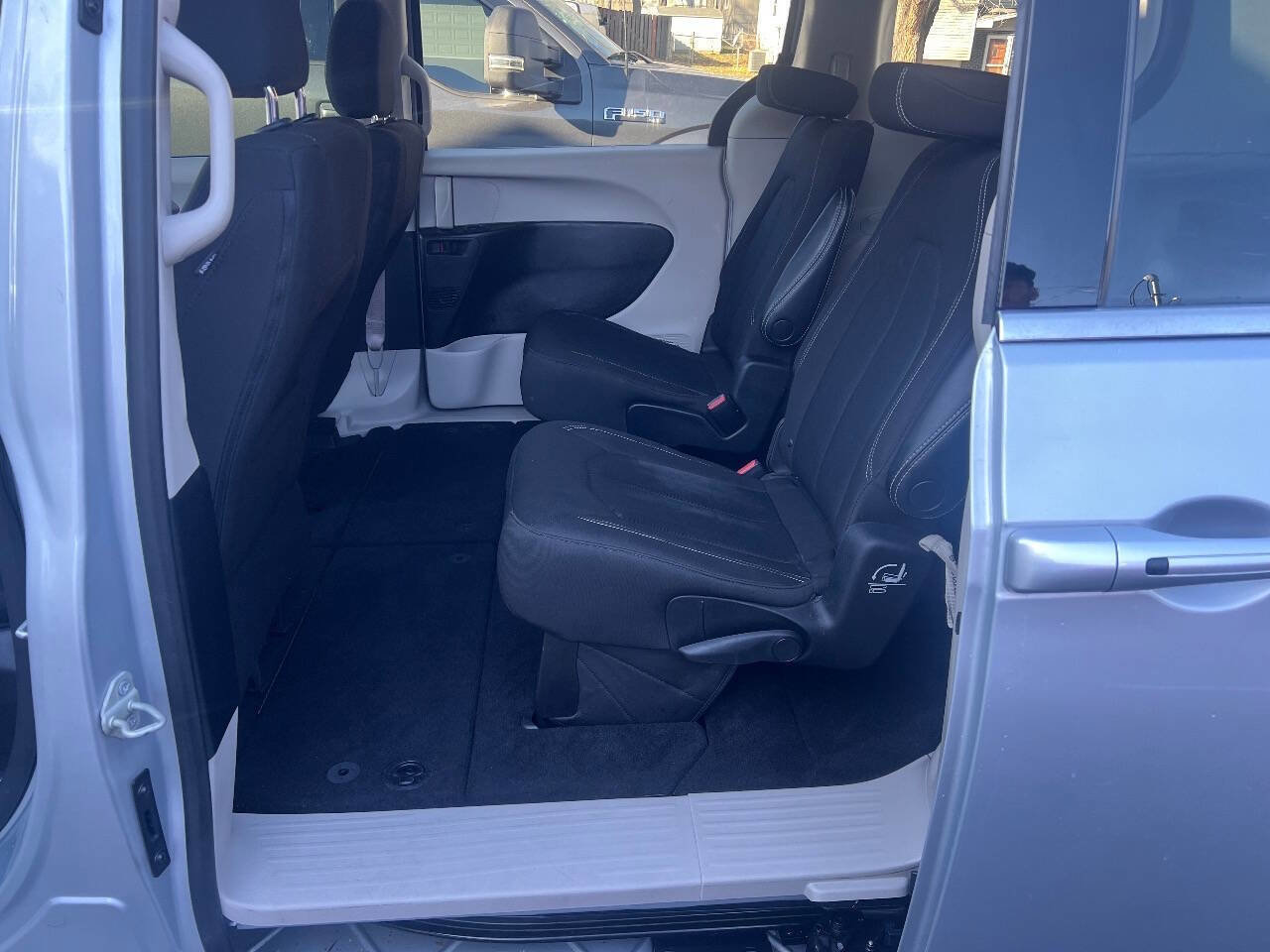 Used 2022 Chrysler Voyager LX image 11