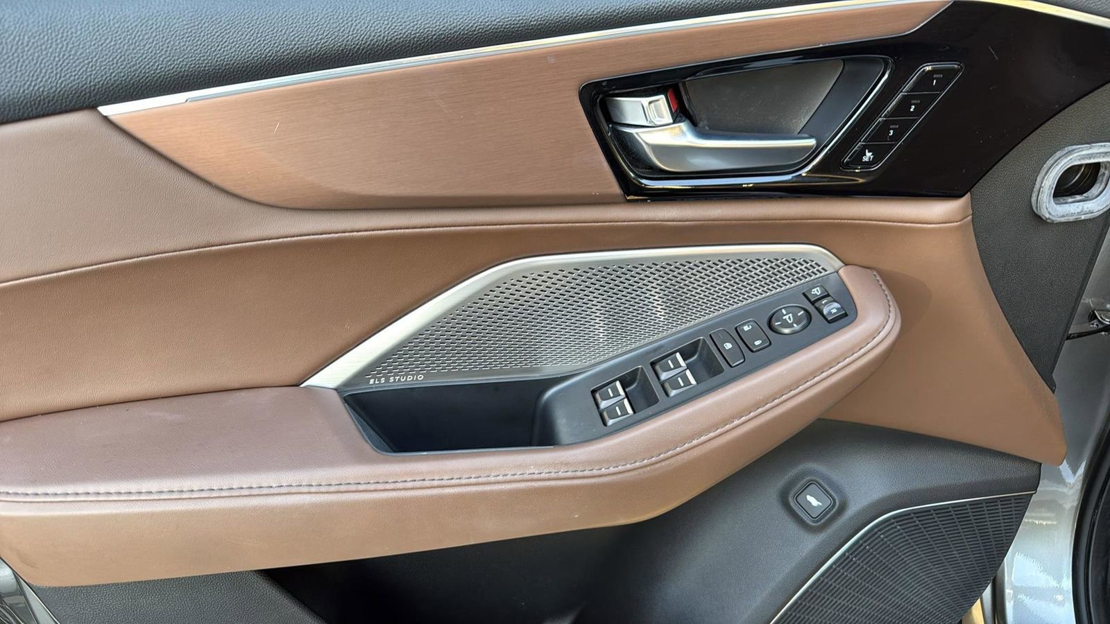 Used 2024 Acura MDX SH-AWD w/ Technology Package image 9