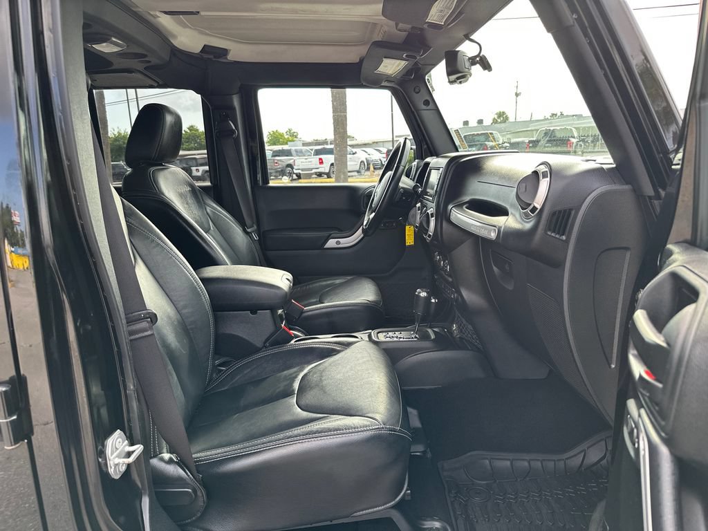 Used 2017 Jeep Wrangler Unlimited Sahara w/ Connectivity Group AWD/4WD image 19