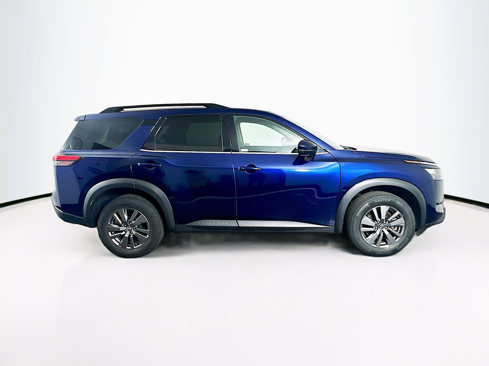 Used 2025 Nissan Pathfinder SV FWD image 10