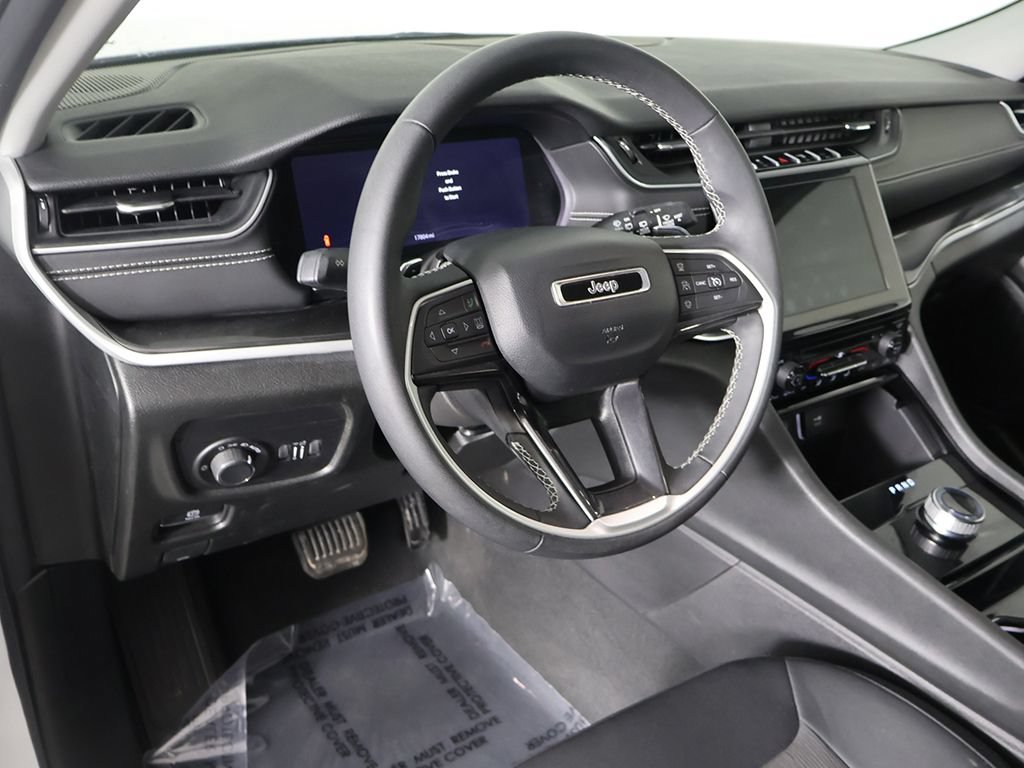 Used 2023 Jeep Grand Cherokee Laredo AWD/4WD image 25