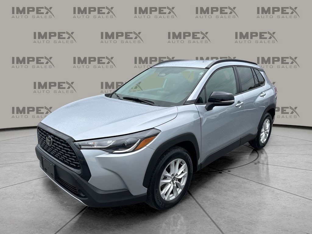 Used 2025 Toyota Corolla Cross LE image 1